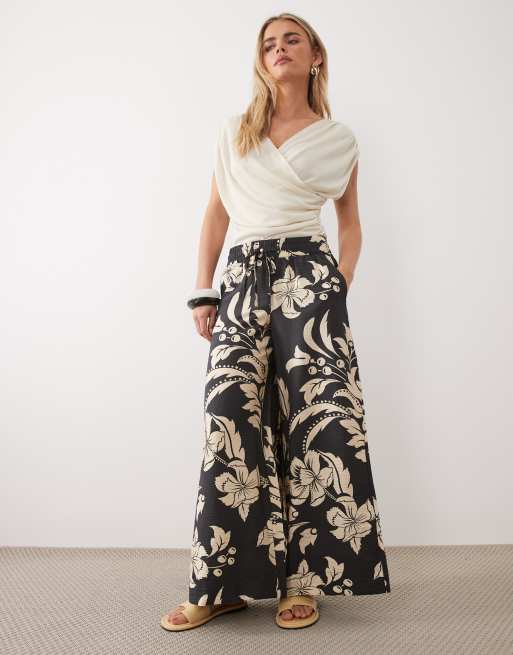 Bogatt Petite wide leg pant in black with cream floral prin
