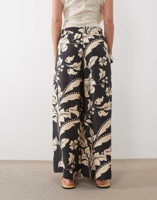 Bogatt Petite wide leg pant in black with cream floral prin