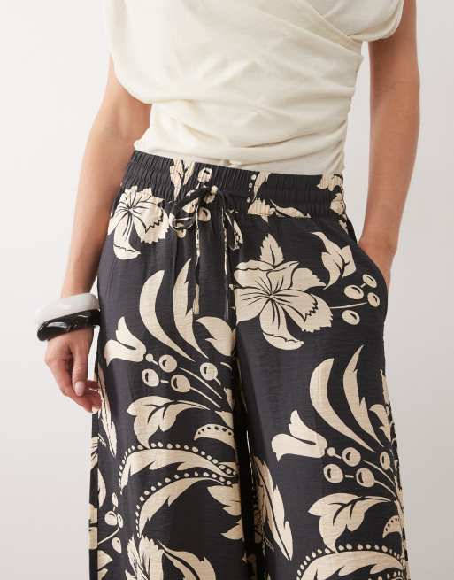 Bogatt Petite wide leg pant in black with cream floral prin