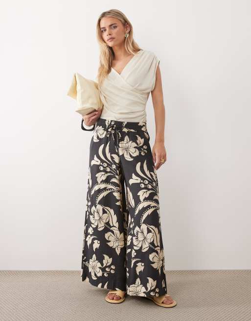 Bogatt Petite wide leg pant in black with cream floral prin
